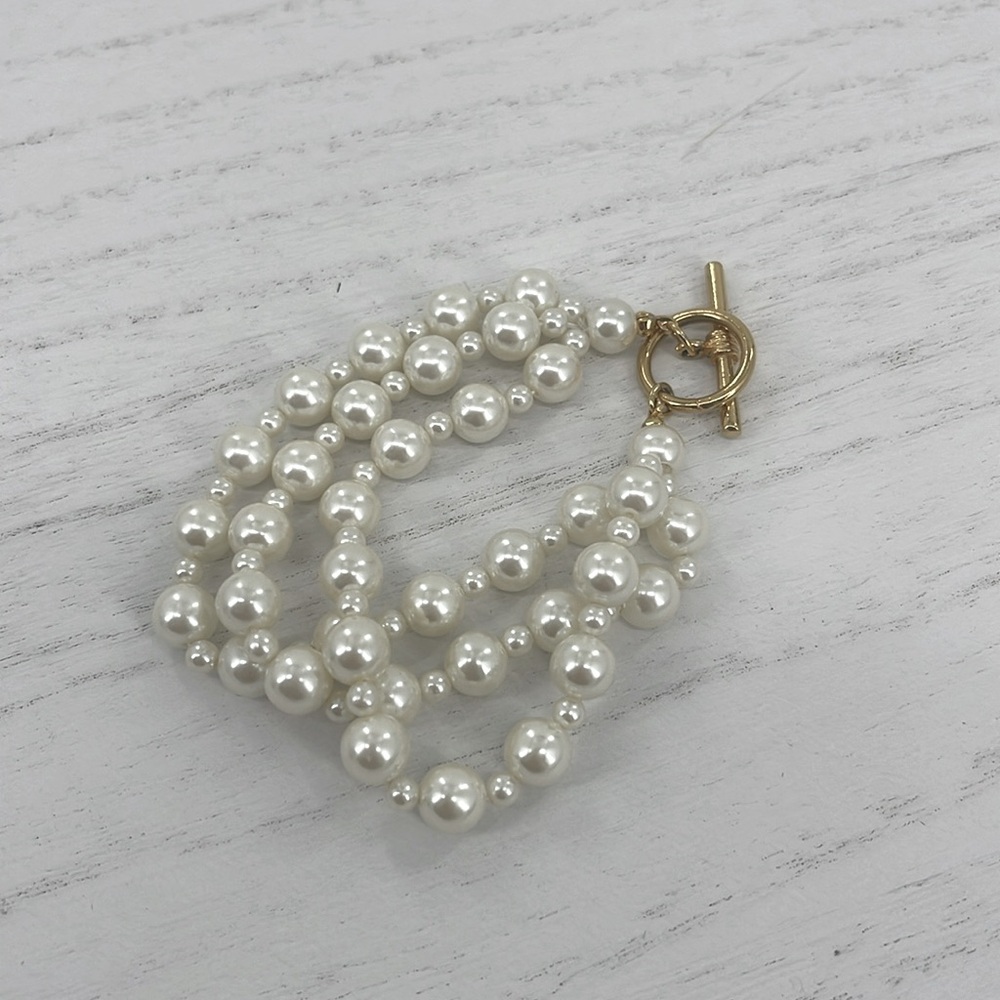 Elegant Gold and Pearl Bracelet
